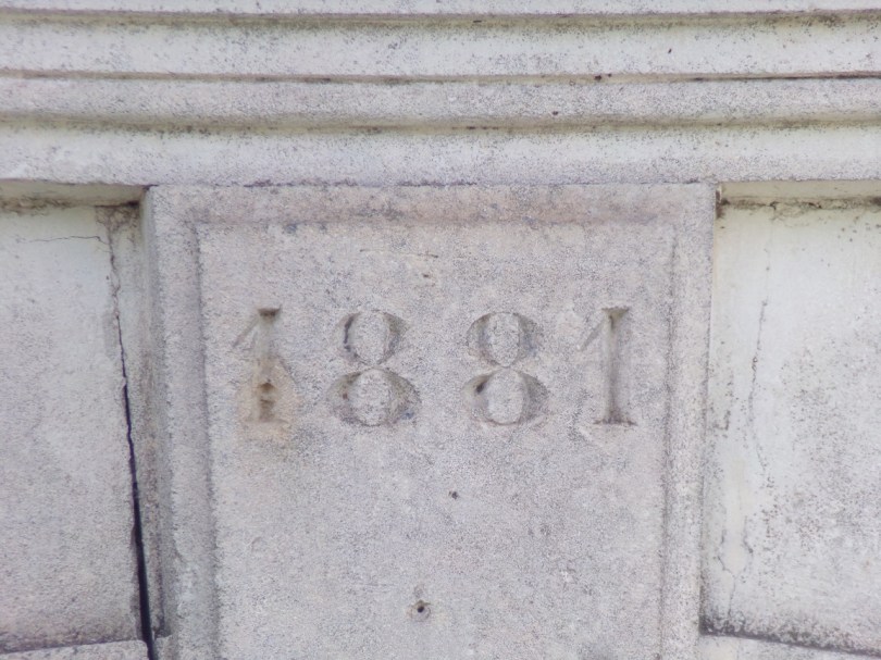 Nercillac - Un porche daté '1881' (19 juin 2024)