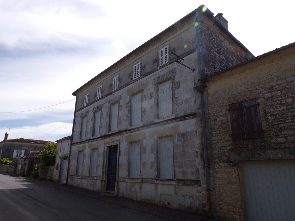 Neuvicq-le-Château – Maison - 3 Grand rue - inscription 'C.T. - E.G. - 1861' (13 juin 2024)