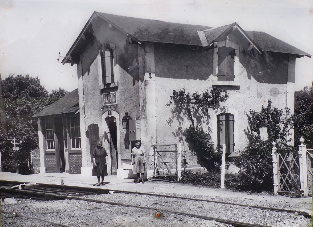 Salignac-sur-Charente - Gare et maison de garde-barrière n° 4 (18 juin 2024)