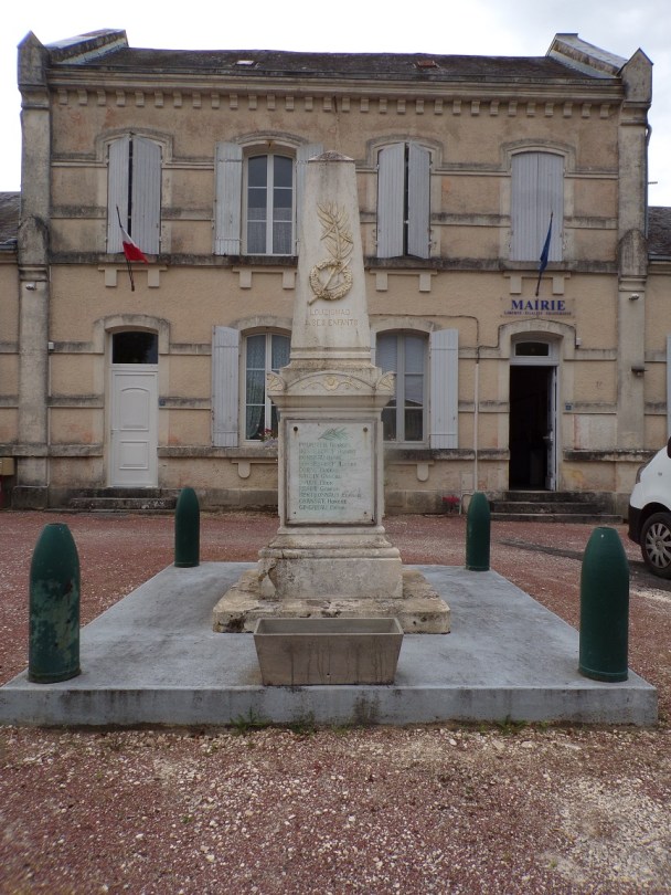 Louzignac - Le monument aux morts (15 juillet 2024)
